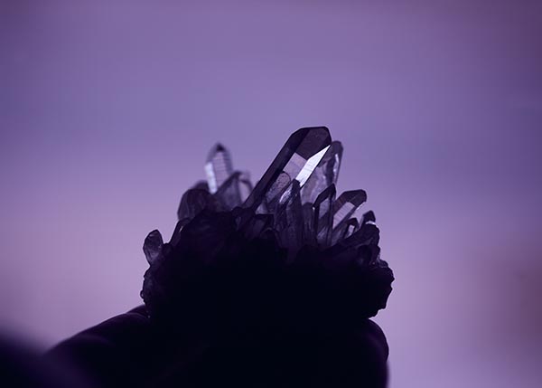 Kristall mit einem lila Hintergrund