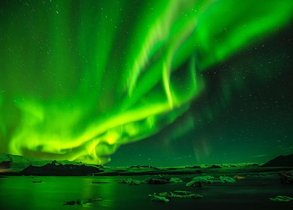 Stimmungsvolle Nordlichter in der Farbe grün